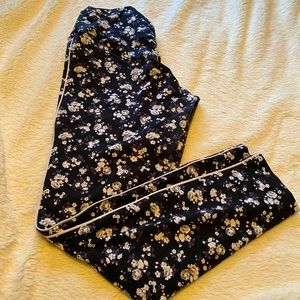 Victoria’s Secret “PINK” leggings.